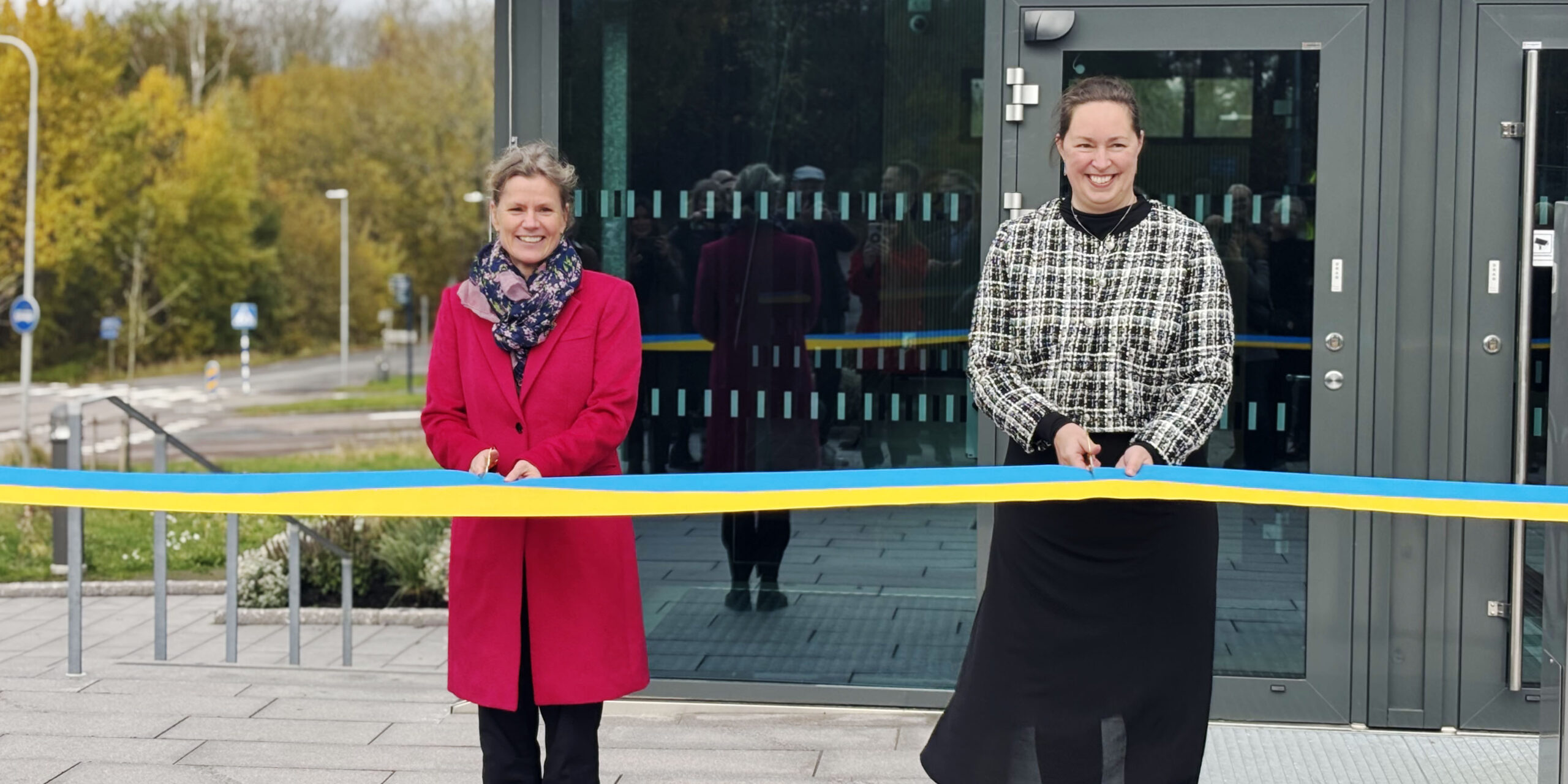 Jenny Kvarnholt, GD på Rättsmedicinalverket och Michaela Sköld, fastighetschef på Specialfastigheter klipper invigningsbandet för RMV:s nya rättspsykiatri i Göteborg.