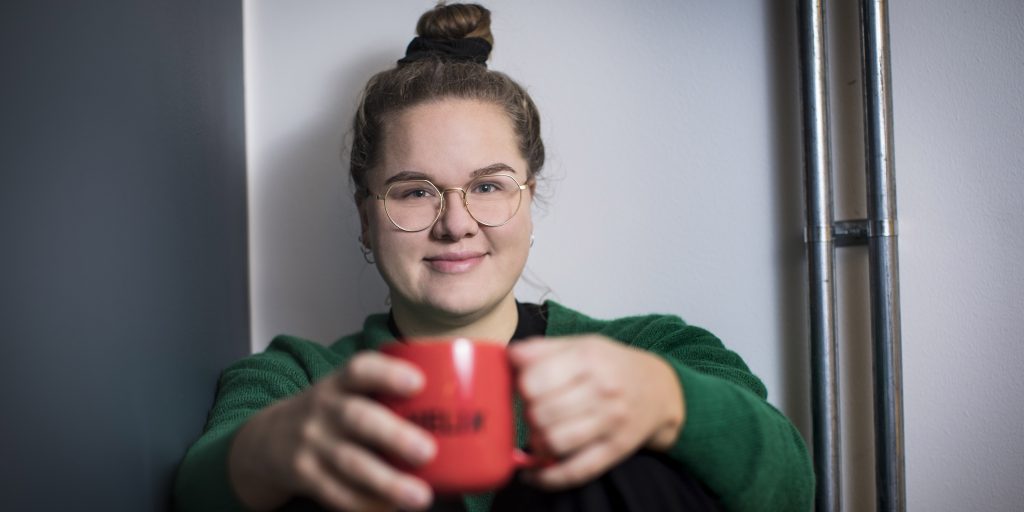 Hanna Boman med kaffemugg