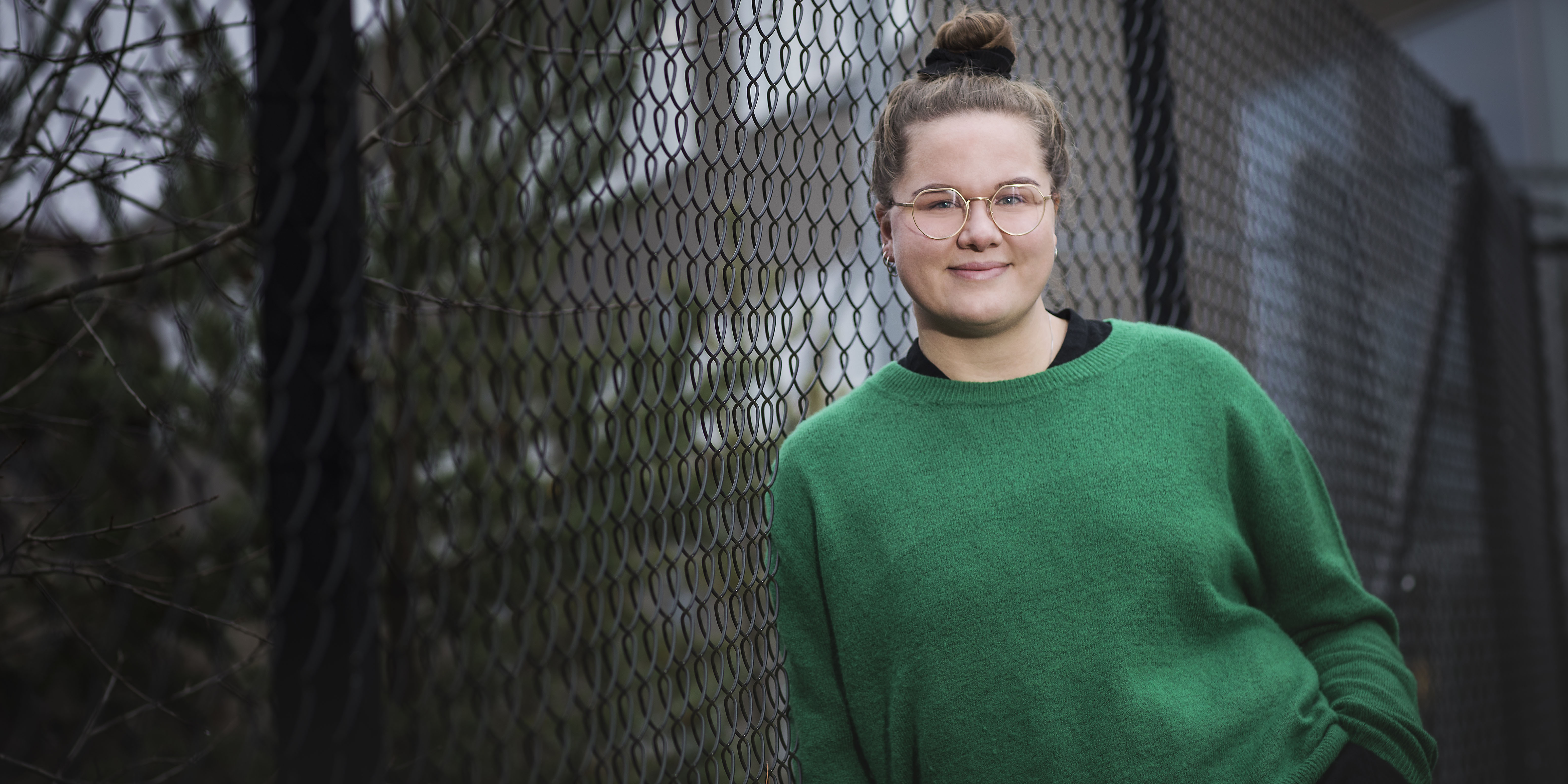 Hanna Boman lutar sig mot stängslet som omgärdar Helix i Stockholm.