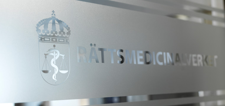 rmv-rättsmedicinalverkets logotyp på glasdörr