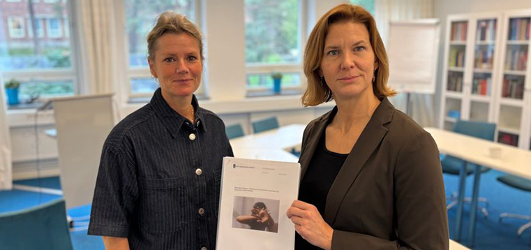 RMV:s generaldirektör tillsammans med Nina Larsson, jämställdshetsminister