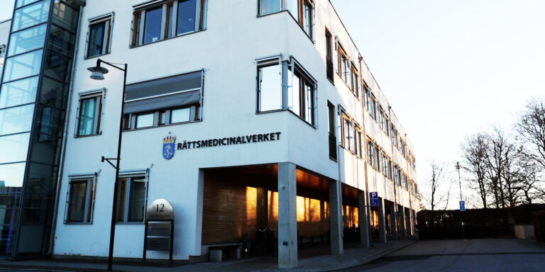 En exteriörbild på Rättsmedicinalverkets kontor i Linköping.