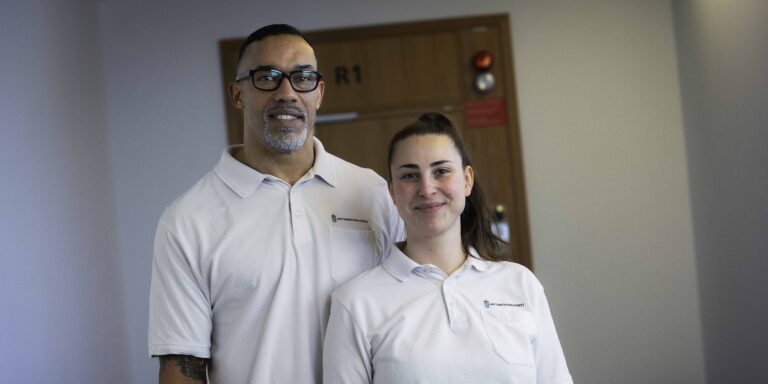 Picture of two employees at RMV's forensic psychiatry department in Huddinge in Stockholm.