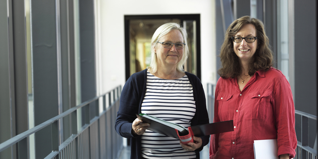 Två kvinnliga medarbetare på Rättsmedicinalverkets rättsgenetiska laboratorium stående i kontorsmiljö.