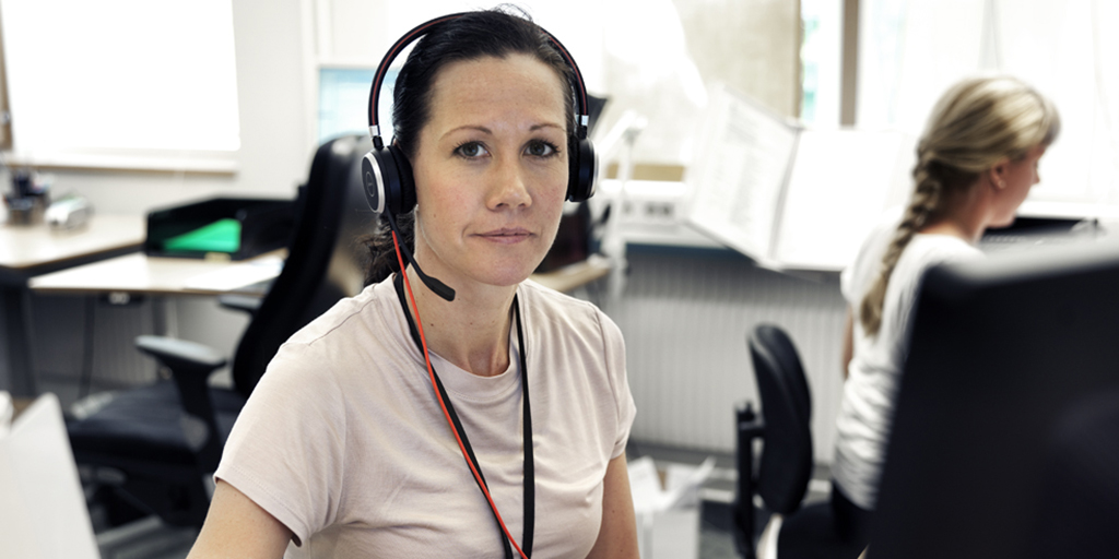 rmv-rättskemi-kvinnlig personal med headset