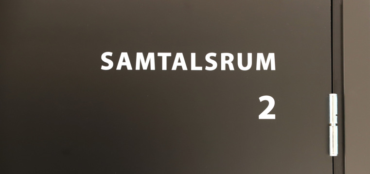 Skylt som sitter på en dörr