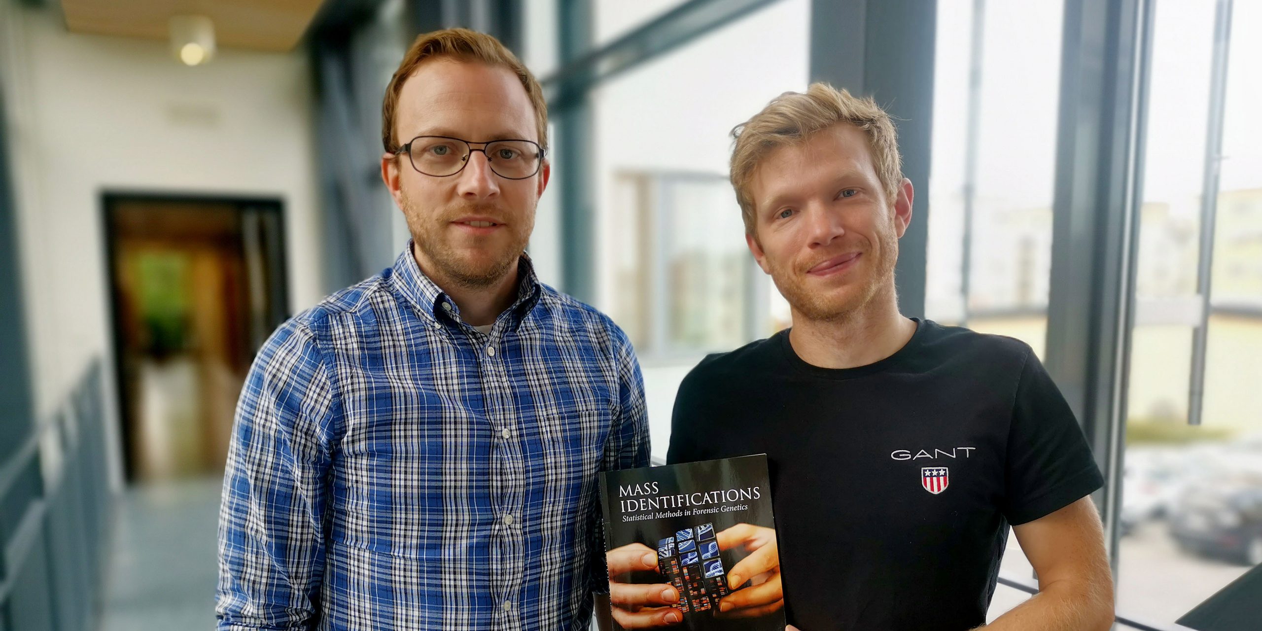 Andreas Tillmar och Daniel Kling på rättsgenetik har skrivit boken ”Mass identification - Statistical methods in forensic genetics”
