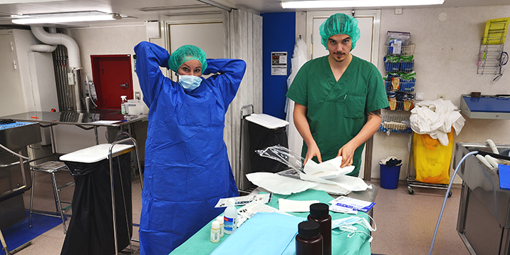 De rättsmedicinska assistenterna Veronica Forsberg och Tobias Johansson förbereder ett tillvaratagande för vävnadsdonation.