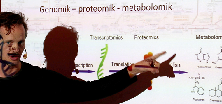 person som pekar på en presentation med text och figurer