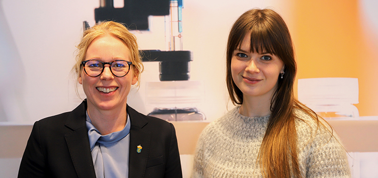 Kursledare Johanna Loisel och kursdeltagare Matilda tittar in i kameran