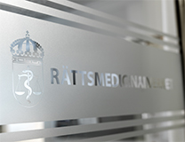 rättsmedicinalverkets logotyp på glasdörr