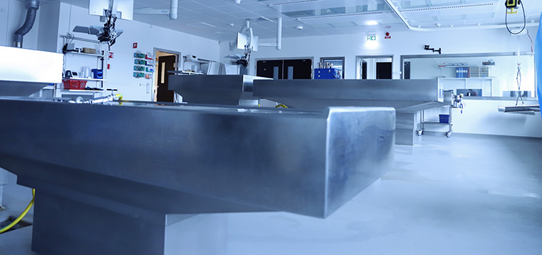 Tomt obuktionsbord i en sal