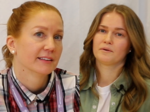 Sarah och Ylva i intervjusituation sittande med vit gardin i bakgrunden